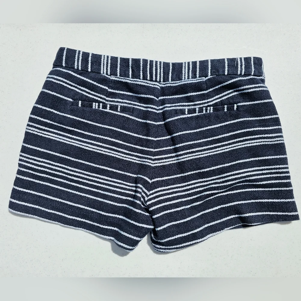 BANANA REPUBLIC Shorts Blue and White Stripped Stretch size 6 - Picture 2 of 3